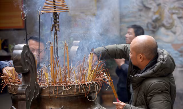 Nhiều người Hà Nội tranh thủ nghỉ trưa đi lễ 'Tứ trấn' ngày mùng 1 cuối cùng của năm