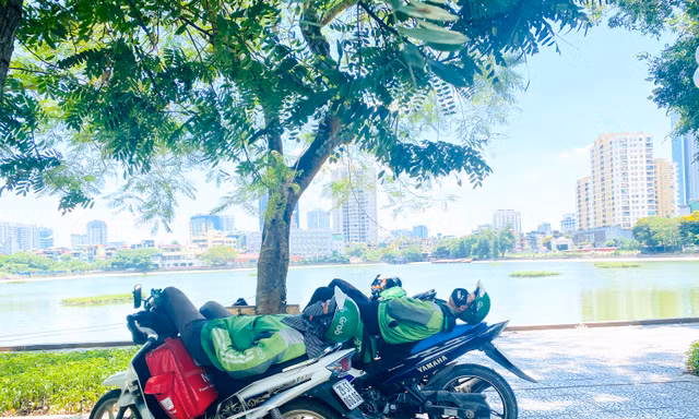 “Săn bóng râm” tranh thủ chợp mắt giữa trưa nắng Hà Nội 