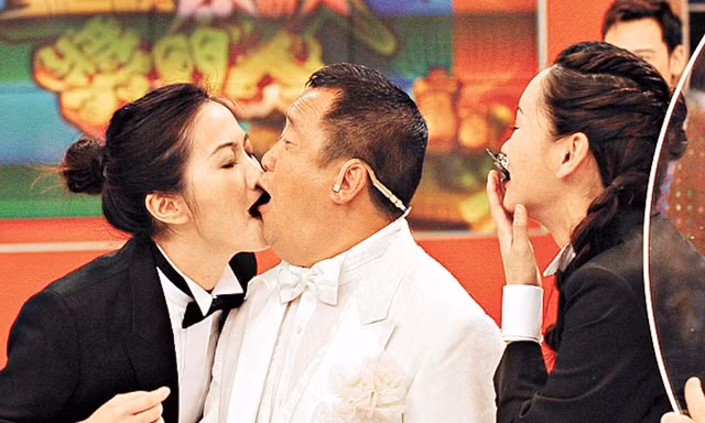 Loạt ảnh ông trùm Tăng Chí Vỹ ôm hôn, động chạm bạn diễn nữ
