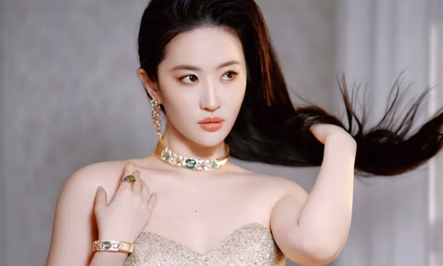 Biến mất khỏi thảm đỏ, Lưu Diệc Phi trở thành trò hề