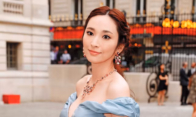 Nữ người mẫu vỡ mộng, sống trôi dạt sau khi hôn phu tỷ phú bị kết tội