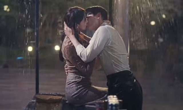 Cảnh hôn nồng cháy hơn 2 phút của Yoona và Lee Jun Ho gây sốt