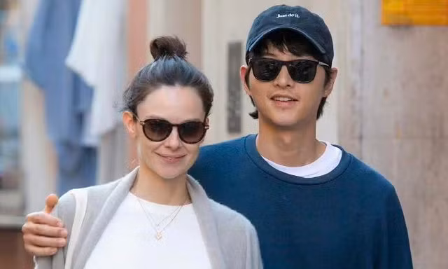 Hình ảnh mới của Song Joong Ki và vợ Tây