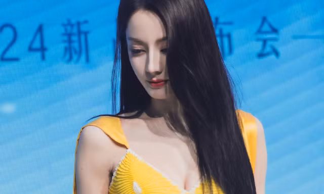 Địch Lệ Nhiệt Ba bị stylist hại 