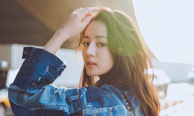 Địch Lệ Nhiệt Ba xuất hiện sau tin mang thai