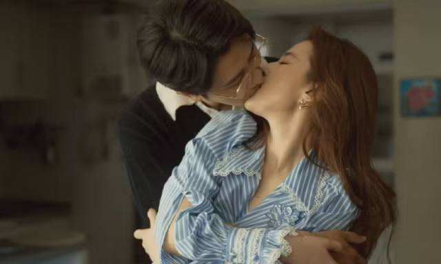 Cảnh hôn phía sau của Lưu Diệc Phi gây sốt