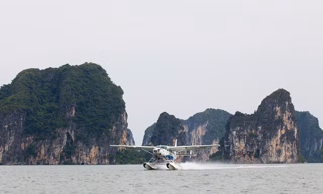 Thuỷ phi cơ Hải Âu hạ cánh trên Vịnh Hạ Long