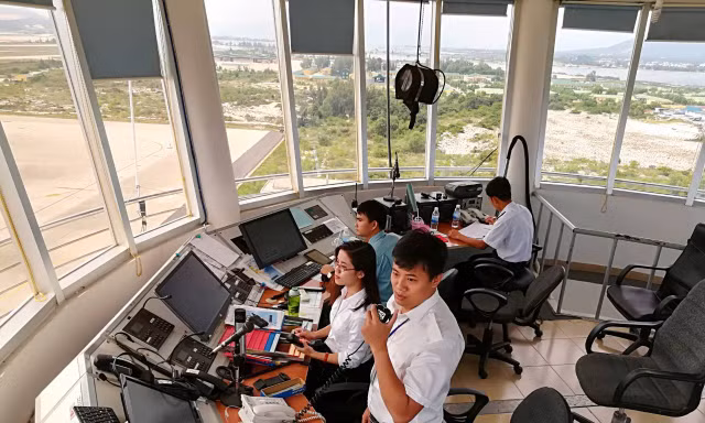 Kiểm soát viên không lưu trực điều hành tại Đài Kiểm soát không lưu Cam Ranh