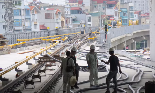 Thi công cầm chừng tại ga Láng thuộc tuyến Cát Linh - Hà Đông. Ảnh: Báo Giao thông