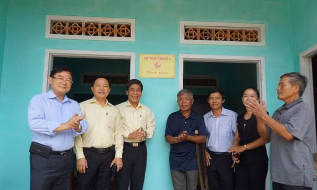 Tặng 11 nhà tình nghĩa tại đất 'lửa' Quế Sơn