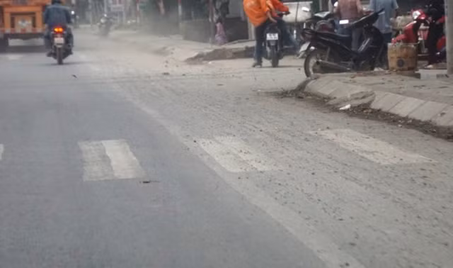 Công tác bảo trì bao gồm dọn vệ sinh mặt đường, sửa chữa, trám vá... nhưng nhiều tuyến vẫn chưa đạt yêu cầu (Ảnh chụp QL 1A, đoạn qua địa phận Thanh Hoá)