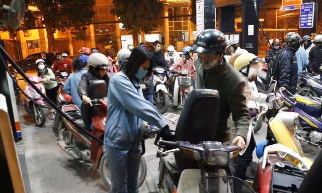 Giá xăng liên tục tăng khiến DN và người dân gặp khó khăn Ảnh: Hồng Vĩnh