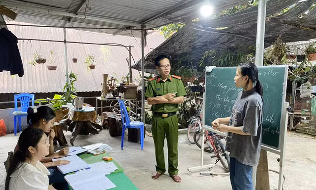 Thầy giáo Công an với lớp học tiếng Anh “0 đồng” nơi biên giới