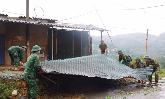 Cán bộ, chiến sĩ biên phòng Lai Châu giúp dân khắc phục hậu quả do dông lốc