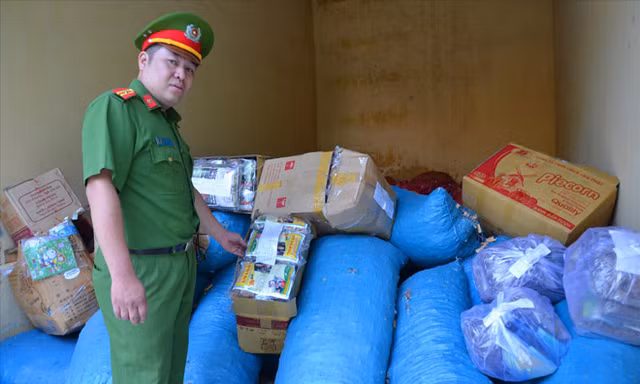 Kho chứa gần 2,5 tấn nguyên liệu và thành phẩm Ama Kông giả tại Phòng CSMT