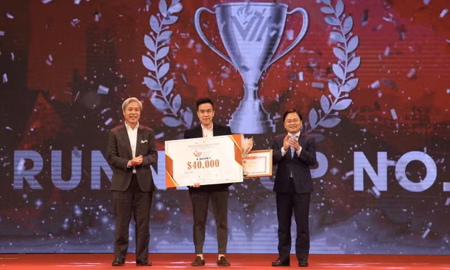  Anh Nguyễn Anh Tuấn, Bí thư thứ nhất T.Ư Đoàn, Chủ tịch T.Ư Hội LHTN Việt Nam (ngoài cùng, bên phải) trao giải cho đội á quân 1 Med247. ẢNH: LÂM ĐĂNG HẢI