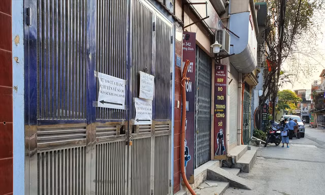 Nhà khóa cửa, thông báo chuyển địa điểm 