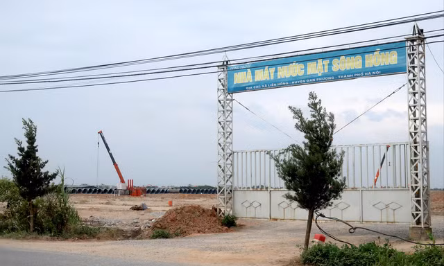 Công trường xây dựng Nhà máy nước mặt sông Hồng (xã Liên Hồng, Đan Phượng, Hà Nội) vẫn chỉ là mặt bằng “sạch”, dù theo kế hoạch phải đưa vào sử dụng từ năm 2018. Ảnh: Phạm Thanh