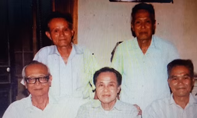 Con trai, con rể cụ Nguyễn Văn Vĩnh (ông Nguyễn Phổ hàng đầu, ngồi giữa)