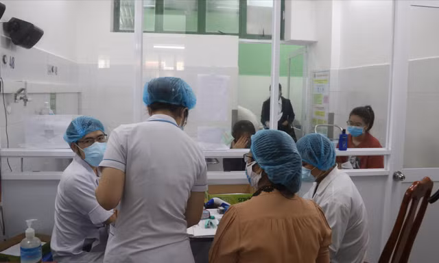 Quy trình nghiêm ngặt tại khu riêng dành cho người dân nghi ngờ mắc Covid-19 đến khám bệnh. Ảnh: Nguyễn Thành