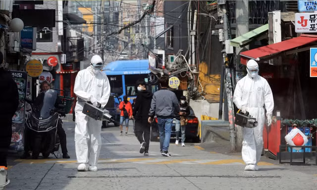 Nhân viên y tế phun khử trùng tại khu Itaewon, Seoul, ngày 11/5. Ảnh: Yonhap