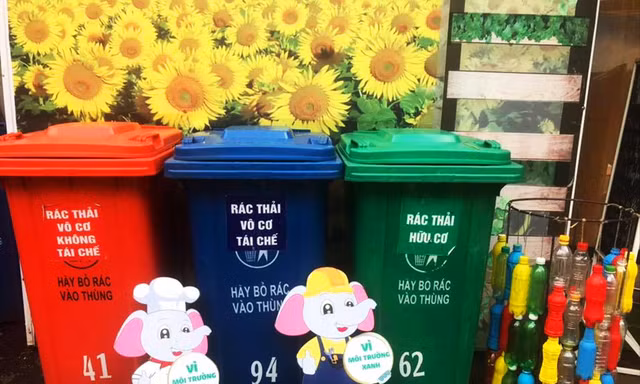 Một góc trang trí vận động toàn dân hưởng ứng chống rác thải nhựa ở Đường sách. Ảnh: H.T.N
