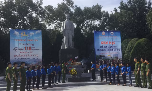 Tượng đài Hoàng Văn Thụ sừng sững giữa thành phố Lạng Sơn. Ảnh: Duy Chiến