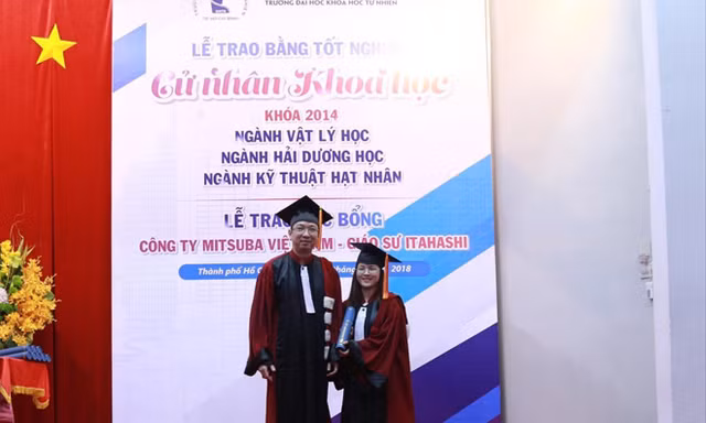 Châu Nguyệt Cẩm Vân (bên phải) trong lễ nhận bằng tốt nghiệp đại học. ảnh: NVCC 