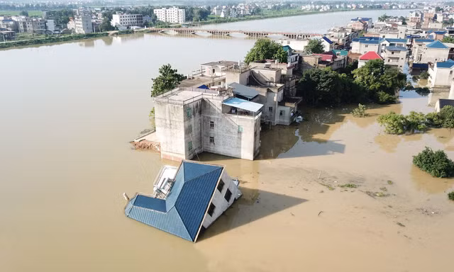 Thị trấn Do Đôn, Giang Tây ngập do vỡ đê hôm 13/7 