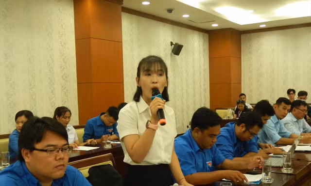 Bạn trẻ góp ý dự thảo văn kiện trình Đại hội XIII của Đảng chiều 27/10 