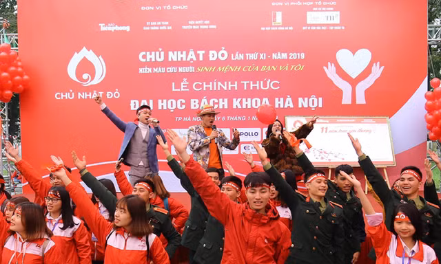 Bộ ba Minh Quân Idol, Xuân Bắc và Thuỳ Liên hát vang “Việt Nam ơi”. Ảnh: NHƯ Ý