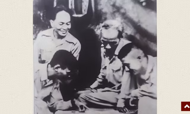 Ban chỉ huy Trung đoàn 88 (Trung đoàn Tu Vũ), Đại đoàn 308 báo cáo tình hình đơn vị với Chủ tịch Hồ Chí Minh và Đại tướng Võ Nguyên Giáp trong chiến dịch Biên giới, năm 1950. (Ảnh tư liệu Bảo tàng Lịch sử Quân sự Việt Nam)