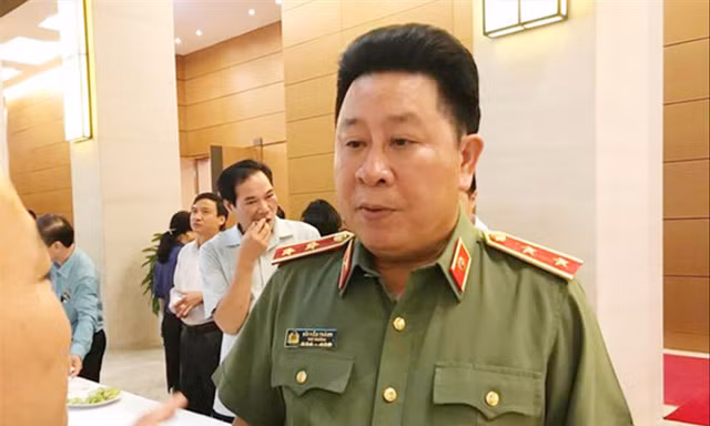 Tướng tá cũng... “rơi rụng” 