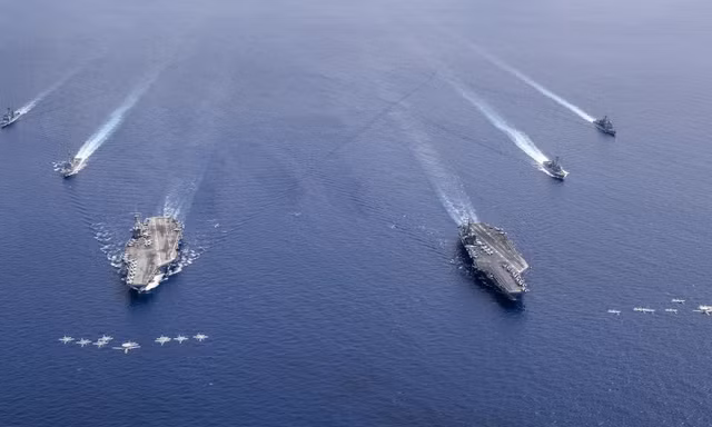 Các tàu hải quân Mỹ đi vào Biển Đông. Ảnh: VS Navy