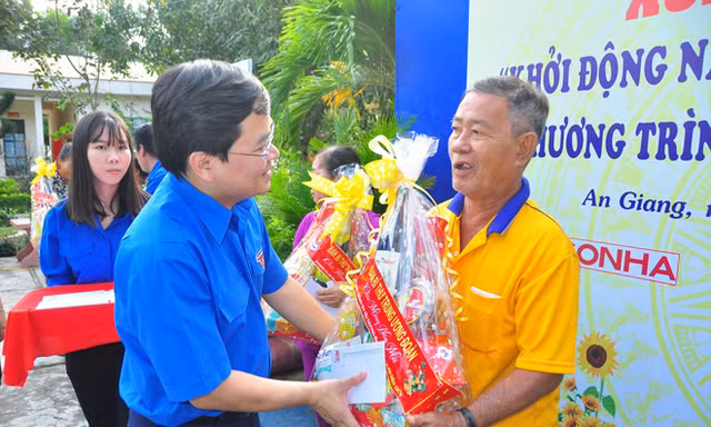 Anh Nguyễn Anh Tuấn, Bí thư thường trực Trung ương Đoàn tặng quà cho người dân biên giới. Ảnh: HÒA HỘI