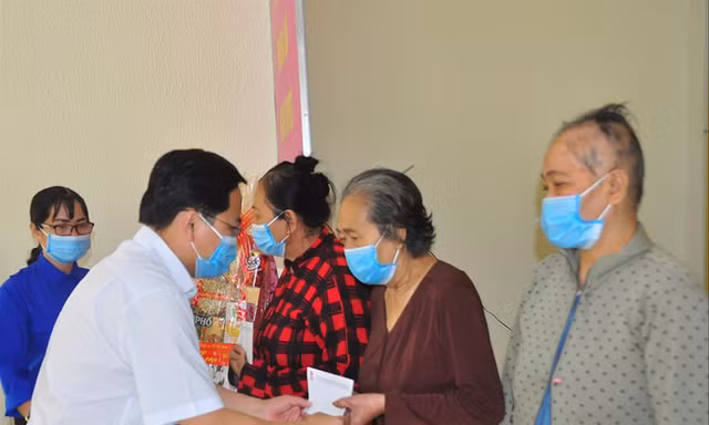 Anh Nguyễn Anh Tuấn, Bí thư thứ nhất T.Ư Đoàn tặng quà cho người dân tại huyện Cao Lãnh (Đồng Tháp)    