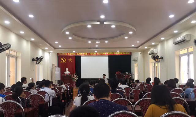 Hàng trăm học viên học văn bằng 2 ngành Luật Kinh tế trường ĐH Đông Đô tại Trung tâm giáo dục thường xuyên Hải Phòng không nhận được bất cứ câu trả lời thỏa đáng nào từ đại diện trường. Ảnh: Nghiêm Huê