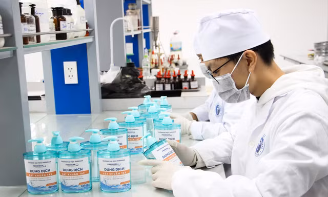 Cán bộ trường ĐH Phenikaa pha chế dung dịch rửa tay 