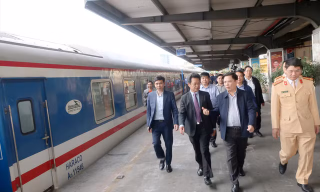 Bộ trưởng GTVT Nguyễn Văn Thể kiểm tra công tác phục vụ Tết tại ga Hà Nội. Ảnh: Phạm Thanh 