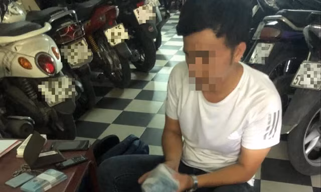 Một điểm đổi tiền trên đường Lê Văn Sỹ (Q.Phú Nhuận) đổi tiền lẻ cho khách (ảnh chụp trưa ngày 7/1). ảnh: U.P 