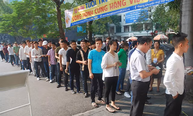 Lao động Việt Nam làm thủ tục dự thi tiếng Hàn để sang Hàn Quốc vào năm 2017. Ảnh: Phạm Thanh 