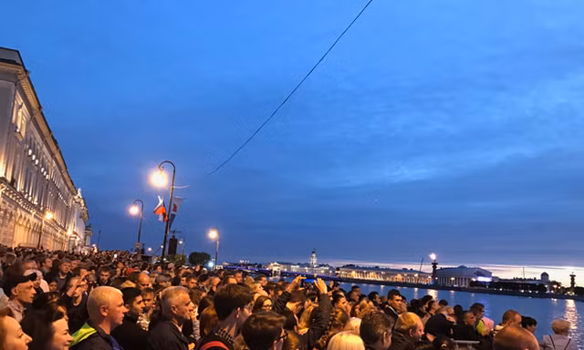Du khách chờ xem chương trình nghệ thuật Cánh buồm đỏ thắm bên dòng Neva ở St Petersburg