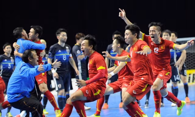 Niềm vui của các cầu thủ futsal Việt Nam sau khi đánh bại Nhật Bản tại tứ kết giải Futsal châu Á và giành vé tới World cup 2016. Năm nay, futsal Việt Nam quyết tâm tái lập thành tích 4 năm trước. Ảnh: PV 