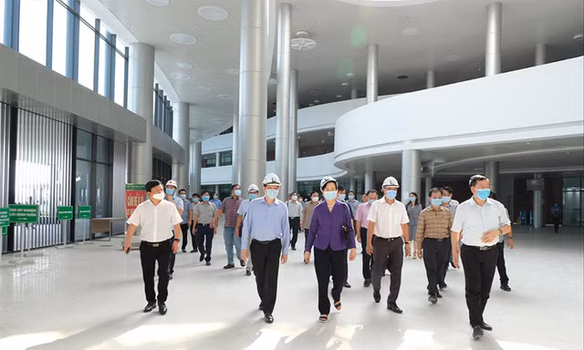 Quyền Bộ trưởng Bộ Y tế thăm cơ sở 2 BV Bạch Mai và Việt Đức tại Hà Nam