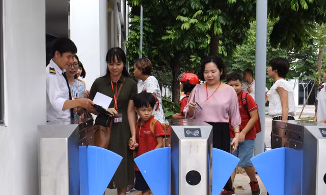 Các phụ huynh đến tận trường quốc tế để đón con. Ảnh: Như Ý
