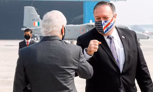 Ngoại trưởng Mỹ Mike Pompeo (phải) được Đại sứ Mỹ tại Ấn Độ Kenneth Juster chào đón khi ông đến sân bay ở New Delhi ngày 26/10. Ảnh: CNN 