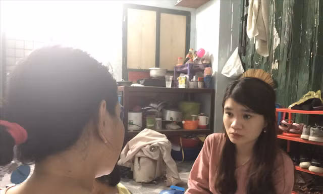 Chị T kể lại sự việc với phóng viên. Ảnh Yến Nhi