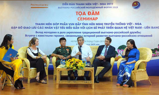 Các khách mời chia sẻ về những kỷ niệm gắn bó Việt Nam, LB Nga tại chương trình. Ảnh: Xuân Tùng