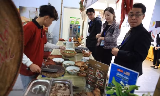 Các phóng viên nước ngoài thích thú với các món ngon Hà thành. Ảnh: Hồng Vĩnh 