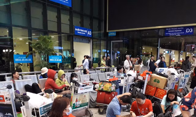 Hành khách chờ làm thủ tục tại sân bay Tân Sơn Nhất (TPHCM) 